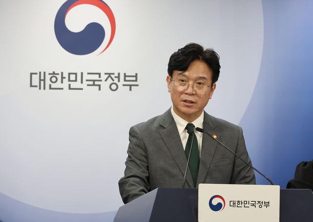 고용노동부 김영훈 장관이 지난 7월 29일 서울 종로구 정부서울청사에서 노조법 2·3조 개정안(노란봉투법) 등 노동조합 및 노동관계조정법 개정(안) 관련 브리핑을 진행하고 있다. [사진제공=뉴시스]
