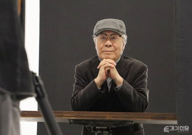 동아투위 양한수 위원이 사진 촬영에 임하고 있다.&nbsp;ⓒ투데이신문