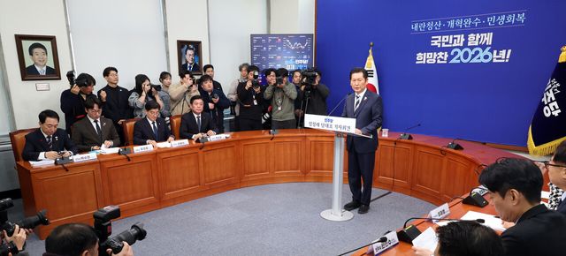 정청래 더불어민주당 대표가 26일 오전 서울 여의도 국회에서 기자회견을 하고 있다. [사진제공=뉴시스]