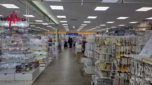 다이소 왕십리점 내부. 이마트 왕십리점과 같은 층에 자리해 있다. ⓒ투데이신문