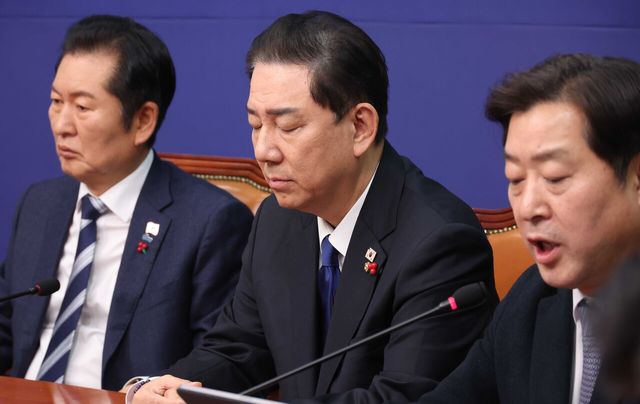 김병기 더불어민주당 원내대표가 24일 오전 서울 여의도 국회에서 열린 최고위원회의에서 잠시 두눈을 감은 채 생각에 잠겨 있다. [사진제공=뉴시스]<br>