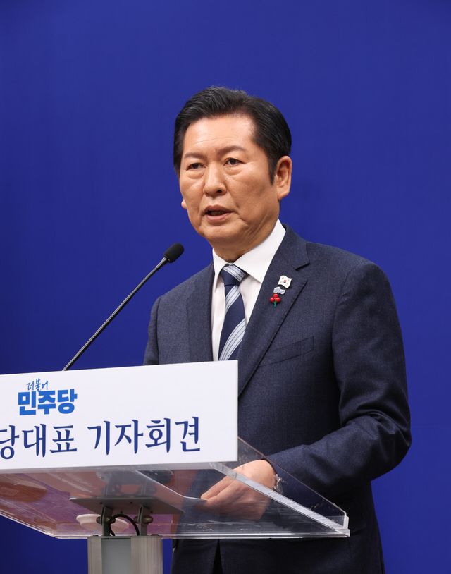 정청래 더불어민주당 대표가 26일 오전 서울 여의도 국회에서 취임 147일 만에 첫&nbsp; 기자회견을 하고 있다. [사진제공=뉴시스]&nbsp;<br>