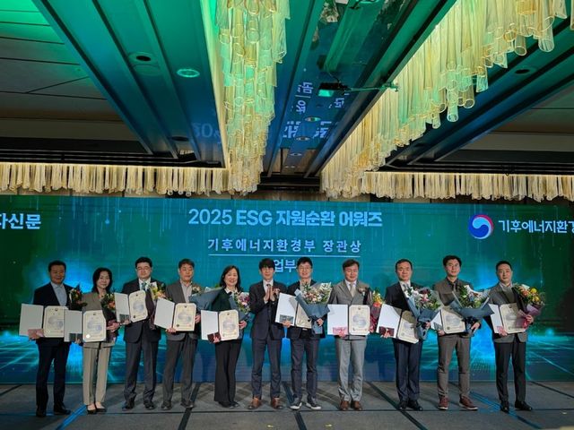 KAI가 지난 24일 서울 종로구 포시즌스 호텔에서 열린 ‘2025 ESG 자원순환 어워즈’에서 ‘기후에너지환경부 장관상’을 수상했다. [사진=KAI]