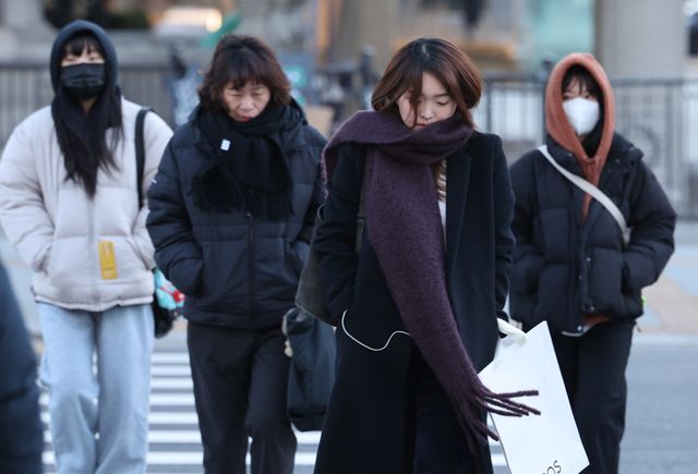 서울 종로구 세종대로 사거리에서 두꺼운 옷차림의 시민들이 출근길 발걸음을 옮기고 있다. [사진=뉴시스]