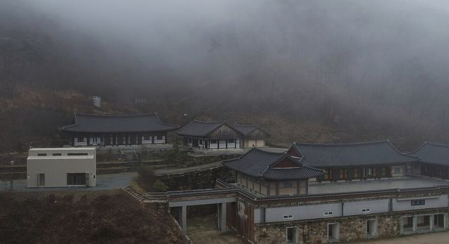 LG전자가 산불로 피해를 입은 경북 의성군 천년고찰 ‘고운사’ 스님들을 위해 주거공간으로 쓸 수 있도록 LG스마트코티지를 기증했다. 사진은 고운사에 설치된 LG스마트코티지. [사진=LG전자]