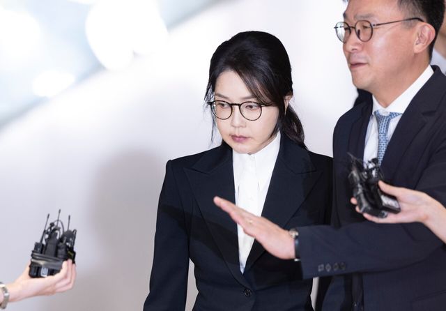 김건희 여사가 지난 8월 서울 종로구 김건희 특검팀 사무실에서 피의자 신분으로 조사를 마친 뒤 밖으로 나서고 있다. [사진제공=뉴시스]