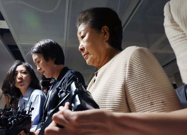 통일교 한학자 총재가 지난 9월 김건희 특검 사무실에 피의자 신분으로 들어서고 있다. [사진제공=뉴시스]