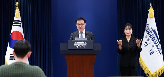 이규연 홍보소통수석이 28일 청와대 춘추관에서 장차관급 인선 관련 브리핑을 하고 있다. [사진제공=뉴시스]