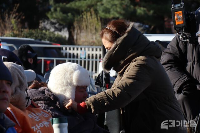 2025 국제장애인의 날을 맞아 한국장애인자립생활센터협의회와&nbsp;전국장애인차별철폐연대가 3일 오후 2시 30분 국회 앞에서 정부에 ‘장애인자립생활지원시설’ 정책 즉각 중단과 ‘장애인자립생활센터 기능·지원 강화’ 공약 이행을 촉구하는 결의대회를 진행한 가운데, 갑자기 찾아온 한파에 결의대회에 참여한 장애인 당사자들이 추위에 떨고 있다.&nbsp;ⓒ​​​​​​​투데이신문<br>