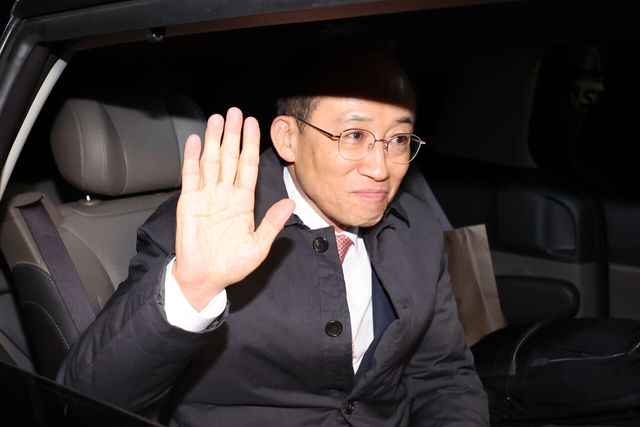 국회의 12·3 비상계엄 해제 의결 방해 의혹을 받는 추경호 전 국민의힘 원내대표가 3일 오전 영장이 기각돼 경기 의왕시 서울구치소를 나서며 인사하고 있다. [사진제공=뉴시스]