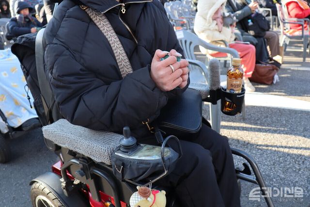 2025 국제장애인의 날을 맞아 한국장애인자립생활센터협의회와&nbsp;전국장애인차별철폐연대가 3일 오후 2시 30분 국회 앞에서 정부에 ‘장애인자립생활지원시설’ 정책 즉각 중단과 ‘장애인자립생활센터 기능·지원 강화’ 공약 이행을 촉구하는 결의대회를 진행한 가운데, 갑자기 찾아온 한파에 결의대회에 참여한 장애인 당사자들이 추위에 떨고 있다.&nbsp;ⓒ​​​​​​​투데이신문<br>