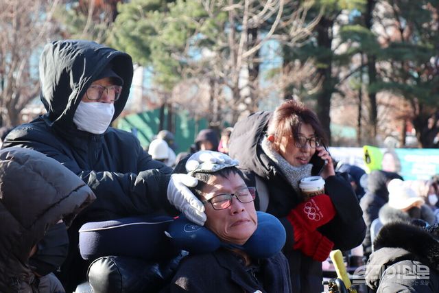 2025 국제장애인의 날을 맞아 한국장애인자립생활센터협의회와&nbsp;전국장애인차별철폐연대가 3일 오후 2시 30분 국회 앞에서 정부에 ‘장애인자립생활지원시설’ 정책 즉각 중단과 ‘장애인자립생활센터 기능·지원 강화’ 공약 이행을 촉구하는 결의대회를 진행한 가운데, 갑자기 찾아온 한파에 결의대회에 참여한 장애인 당사자들이 추위에 떨고 있다.&nbsp;ⓒ​​​​​​​투데이신문<br>