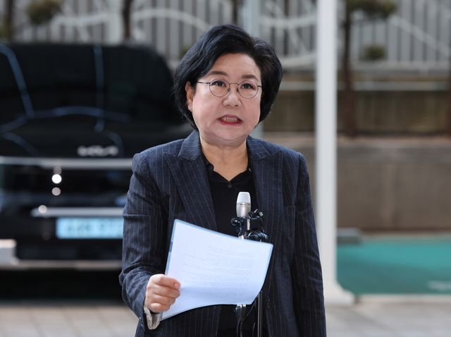 이혜훈 기획예산처 장관 후보자가 30일 오전 서울 중구 예금보험공사에 마련된 인사청문회 준비 사무실로 출근하며 12·3 불법계엄 옹호 논란과 관련해 자신의 입장을 밝히고 있다. [사진제공=뉴시스]<br>