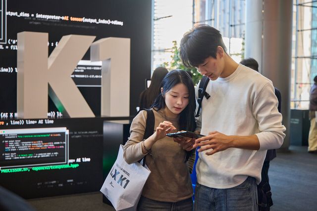 서울 코엑스에 마련된 SK텔레콤 정예팀 체험공간을 찾은 방문자가 A.X K1 모델을 사용하고 있다. [사진=SK텔레콤]