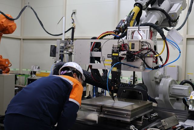 포스코 솔루션연구소 직원이 용접 기술 실험을 진행하고 있다. [사진=포스코]