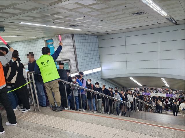 서울교통공사 관계자가 말잡 인파의 질서를 정리하고 있다. [사진=서울교통공사]&nbsp;<br>