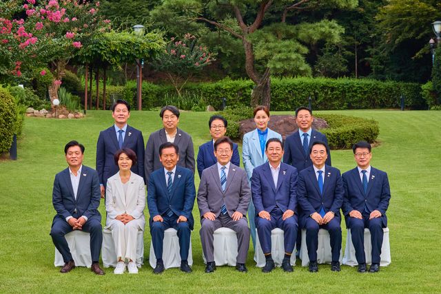 지난 8월 20일 이재명 대통령이 서울 한남동 관저에서 더불어민주당 정청래 대표, 김병기 당시 원내대표 등 신임 지도부와 만찬에 앞서 기념촬영을 하고 있다. [사진제공=대통령실]
