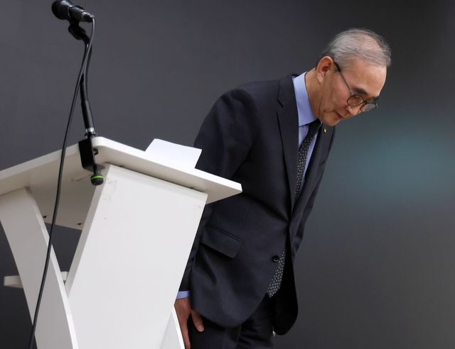 KT 김영섭 대표이사가 지난 30일 오후 서울 종로구 KT 광화문빌딩 웨스트 사옥에서 대규모 해킹 및 무단 소액결제 사태와 관련해 머리를 숙여 사과하고 있다. [사진=뉴시스]