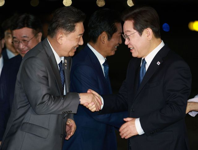 지난 8월 28일 일본·미국 순방 일정을 마치고 귀국한 이재명 대통령이 경기 성남 서울공항에서 김병기 더불어민주당 당시 원내대표와 악수하고 있다. [사진제공=뉴시스]