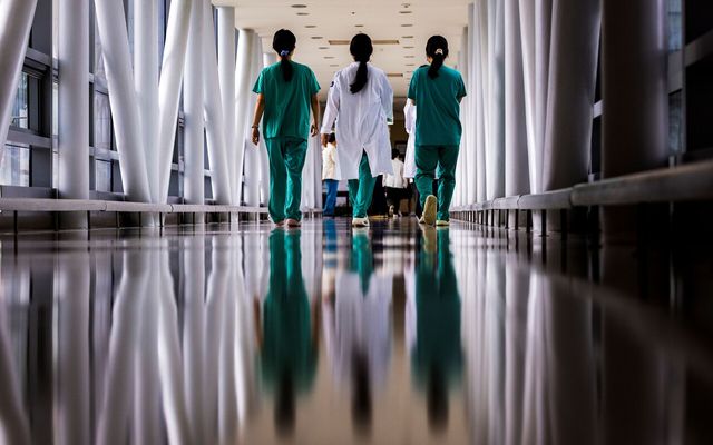 지난 9월 1일 서울 소재 모 대학병원에서 의료진들이 이동하고 있는 모습. [사진제공=뉴시스]