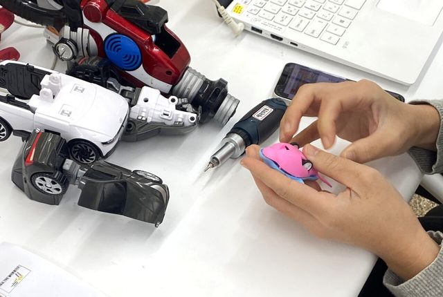 서울환경운동연합에서 시민들로부터 수거한 소형 장난감을 분리하고 있다. [사진제공=서울환경운동연합]