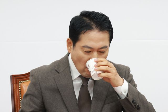 장동혁 국민의힘 대표가 4일 서울 여의도 국회에서 열린 제18차 전국위원회에서 물을 마시고 있다. [사진제공=뉴시스]