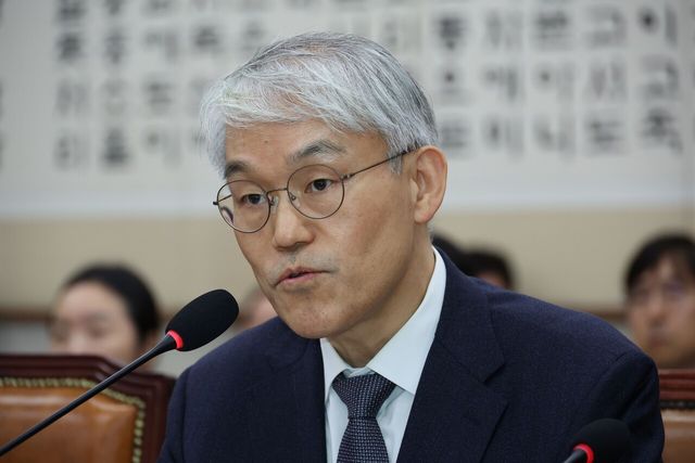 천대엽 법원행정처장이 지난 3일 서울 여의도 국회에서 열린 법제사법위원회 전체회의에서 내란전담재판부 설치 관련 의원 질의에 답하고 있다. [사진제공=뉴시스]