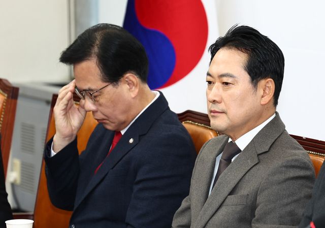 국민의힘 장동혁(오른쪽) 대표와 송언석 원내대표가 4일 오전 서울 여의도 국회에서 진행된 최고위원회의에 참석해 있다. [사진제공=뉴시스]<br>