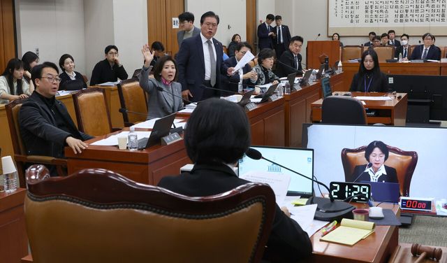 국민의힘 소속 법제사법위원회 의원들이 지난 3일 서울 여의도 국회에서 진행된 전체회의에서 ‘내란전담재판부 설치 특별법’ 처리에 반발하고 있다. [사진제공=뉴시스]<br>