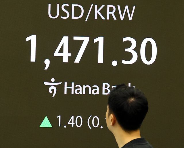 지난 2일 오전 서울 중구 하나은행 딜링룸에서 딜러들이 업무를 하고 있다. 서울 외환시장에서 원·달러 환율은 전 거래일 주간거래 종가(1469.9원)보다 1.1원 오른 1471.0원에 출발했다. [사진=뉴시스]