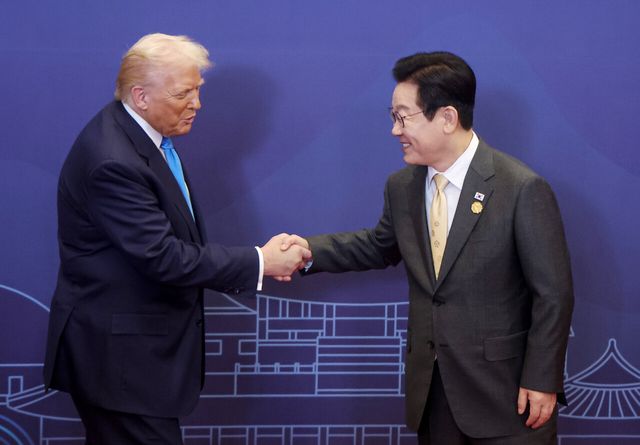 이재명 대통령이 29일 경북 경주 힐튼호텔 그랜드볼룸에서 열린 대통령 주최 정상 특별만찬에서 도널드 트럼프 미국 대통령을 영접하고 있다.&nbsp;<br>