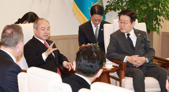 손정의 소프트뱅크그룹 회장이 5일 서울 용산 대통령실 청사에서 이재명 대통령을 예방하며 발언하고 있다. [사진제공=뉴시스]