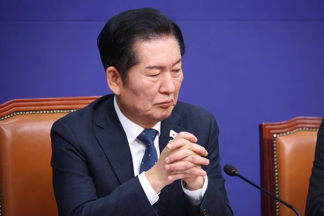 더불어민주당 정청래 대표가 5일 서울 여의도 국회에서 진행된 최고위원회의에 참석해 있다. [사진제공=뉴시스]