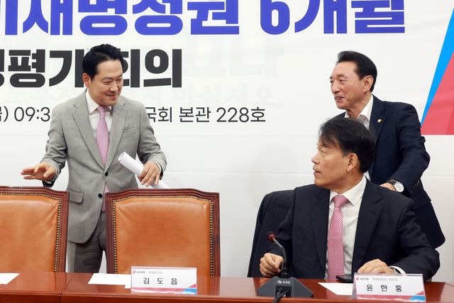 장동혁 국민의힘 대표와 윤한홍 의원이 5일 서울 여의도 국회에서 열린 이재명 정권 6개월 국정평가 회의에 참석하고 있다. [사진제공=뉴시스]