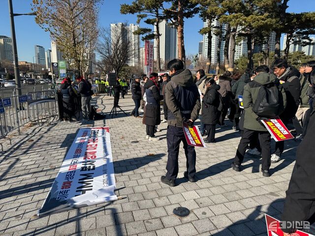대통령실 맞은편 전쟁기념관 앞에 모인&nbsp;전국사무금융서비스노동조합 HMM지부 조합원들. ⓒ투데이신문