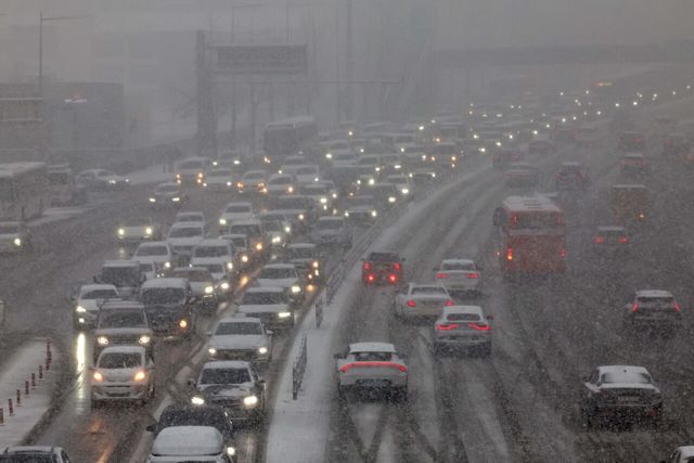 서울 전역에 대설 주의보가 내려진 6일 오후 서울 용산구 한남대로에 함박눈이 내리고 있다. 갑작스런 폭서에 주요 도로 곳곳에서 정체와 함께 사고가 잇따랐다. 하지만 서울시의 선제적인 제설작업이 거의 이뤄지지 않아 시민들의 피해와 불만이 폭주했다. [사진제공=뉴시스]