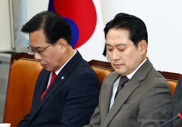 장동혁(오른쪽) 국민의힘 대표와 송언석 원내대표가 지난 4일 오전 서울 여의도 국회에서 열린 최고위원회의에 참석해 있다. [사진제공=뉴시스]<br>