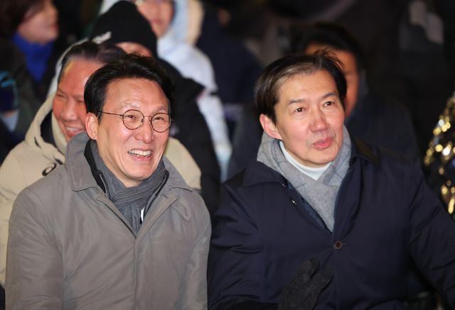 김민석(왼쪽) 국무총리와 조국혁신당 조국 대표가 12·3 비상계엄 사태 1년이었던 지난 3일 서울 여의도 국회 앞에서 개최된 ‘12.3 내란외환 청산과 종식, 사회대개혁 시민대행진’에 참석해 있다. [사진제공=뉴시스]