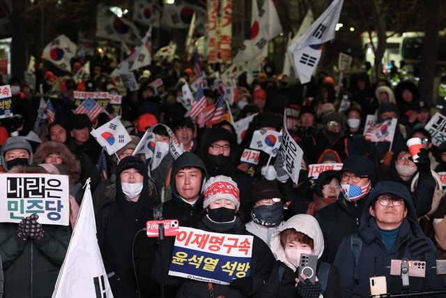 12·3 비상계엄 1년을 맞은 지난 3일 밤 서울 여의도 국회 앞에서 보수단체 회원들이 윤석열 전 대통령의 비상계엄 선포 옹호 집회를 하고 있다. [사진제공=뉴시스]&nbsp;<br>