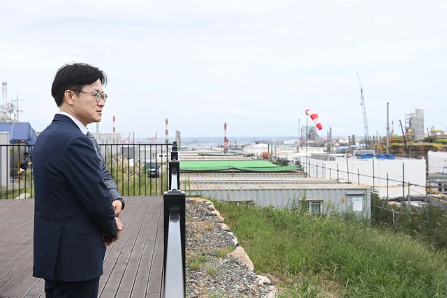 산업통상부 김정관 장관이 지난 9월 19일 울산 남구 석유화학산업단지 내 에쓰오일 샤힌 프로젝트 건설현장을 방문해 생산 및 안전관리 현황 등을 점검하고 있다. [사진=산업통상부]