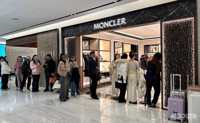 4일 서울 중구 신세계백화점 본점 명품 의류 매장 앞에서 외국인 방문객들이 입장을 기다리며 줄을 서 있다. ⓒ투데이신문