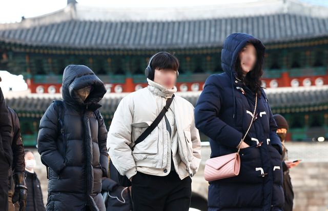 지난 4일 오전 서울 중구 세종대로 인근에서 시민들이 걸음을 재촉하고 있다. [사진제공=뉴시스]