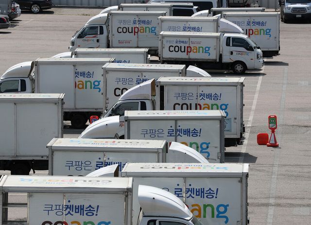 서울 서초구 양재동의 한 주차장에 쿠팡 트럭이 줄지어 주차돼 있다. [사진제공=뉴시스]