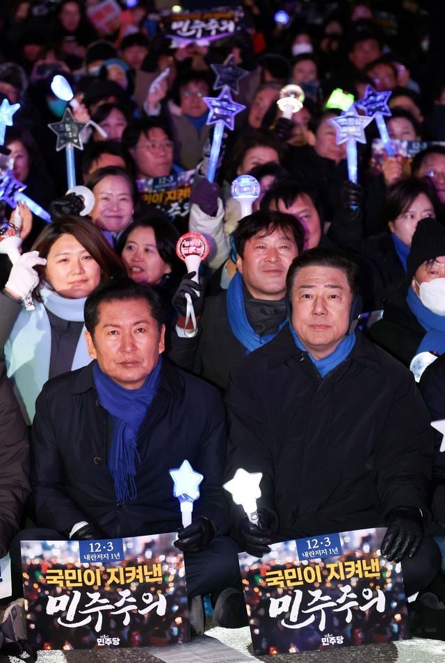 더불어민주당 정청래(왼쪽부터) 대표, 김병기 원내대표가 12·3 비상계엄 사태 1년인 3일 서울 여의도 국회 앞에서 열린 '12.3 내란외환 청산과 종식, 사회대개혁 시민대행진'에 참가해 구호를 외치고 있다. [사진제공=뉴시스]