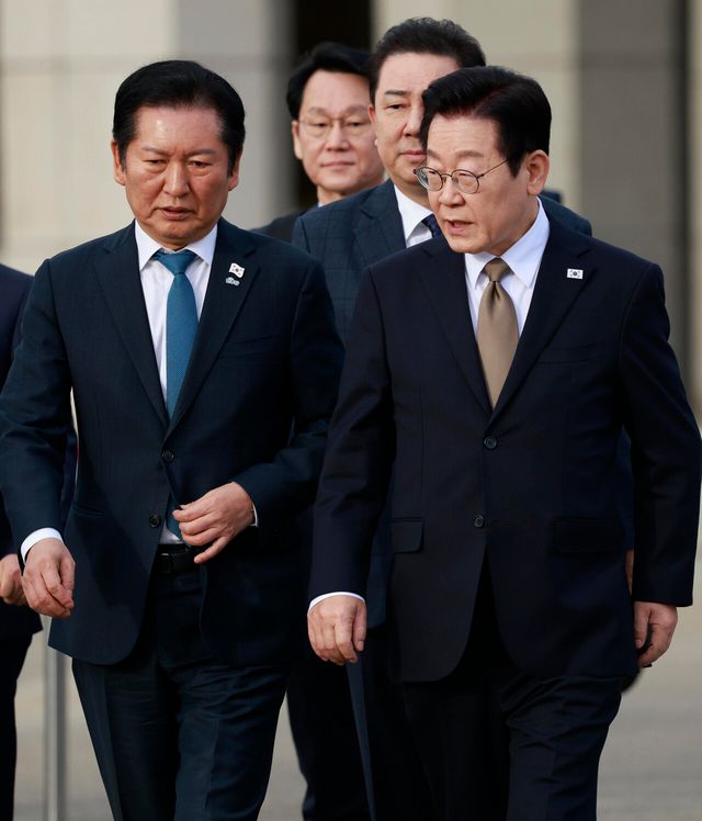 &nbsp;남아공 G20 정상회의 참석 차 순방길에 오르는 이재명 대통령이 17일 경기 성남 서울공항에서 정청래 더불어민주당 대표와 대화<br>