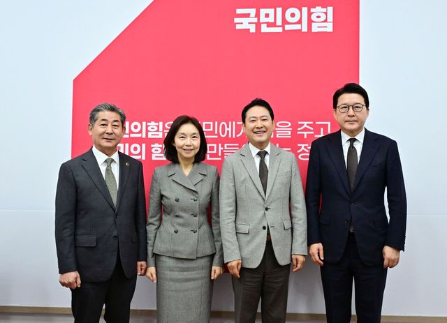 지방의회법 제정 협조 요청을 위해 국민의힘 장동혁 당대표와 신동욱 수석 최고위원을 만난 최호정 회장(왼쪽에서 두 번째). [사진제공=서울특별시의회]<br>
