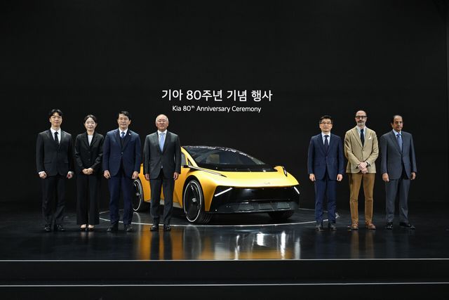 기아 80주년 행사에서 기념촬영을 하는 모습. 왼쪽부터 기아 홍철민 매니저, 기아 김가민 엔지니어, 이학영 국회부의장, 현대자동차그룹 정의선 회장, 기아 송호성 사장, 기아 글로벌 디자인 담당 카림 하비브(Karim Habib) 부사장, 기아 카타르 대리점 압둘아지즈 모하메드 알 아띠아(Abdulaziz Mohamed Al-Attiyah) 회장. [사진=현대자동차그룹]