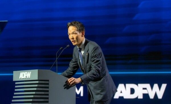 8일(현지시간) 아랍에미리트(UAE) 아부다비에서 개최된 ‘2025의 글로벌 마켓 서밋(Global Markets Summit)’에서 김동원 한화생명 최고글로벌책임자(CGO) 사장이 개회사를 발표하고 있다. [사진=한화생명]