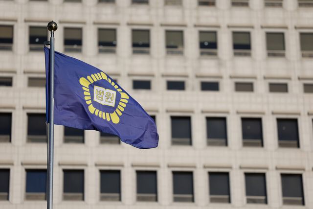 전국 법관 대표들이 8일 정기회의를 개최하고 내란전담재판부 설치 및 법왜곡죄 도입 등 사법개혁안을 검토했다. 전국법관대표회의는 사법제도 개선에 관한 재판제도 및 법관의 인사 및 평가제도 변경을 안건으로 상정했다. 사진은 8일 서울 서초구 대법원 모습. [사진제공=뉴시스]