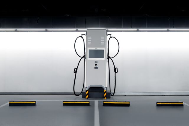 고양 현대모터스튜디오에 설치된 EV-Q 인증을 획득한 200kW 양팔형 E-pit 충전기. [사진=현대자동차그룹]